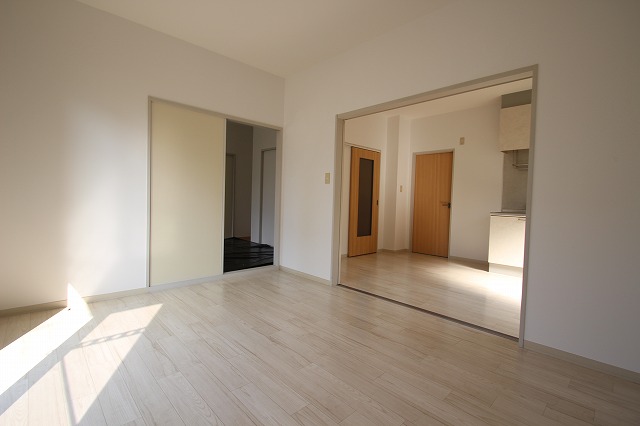 居室・リビング　別号室の写真です（反転）