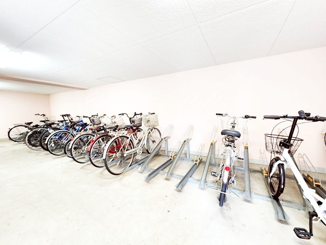 その他共有部分　屋根付き駐輪スペース付き♪