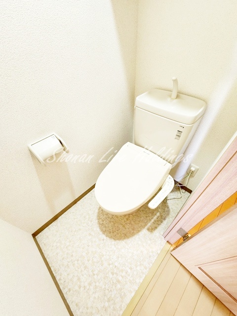 トイレ　嬉しい個室、温水洗浄便座付き♪