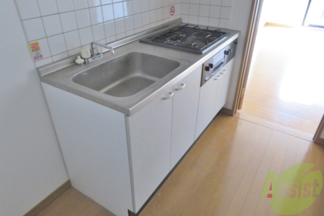 キッチン　３口のシステムキッチンがあるので、料理が捗りますね。