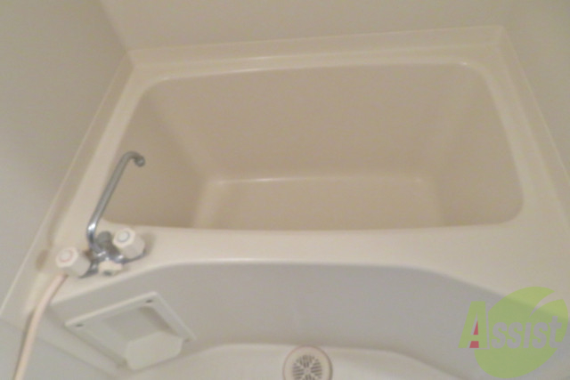 バス・シャワールーム　こちらのお風呂で一日の疲れを癒してください。