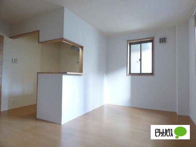 居室・リビング　角部屋の明るいお部屋です。