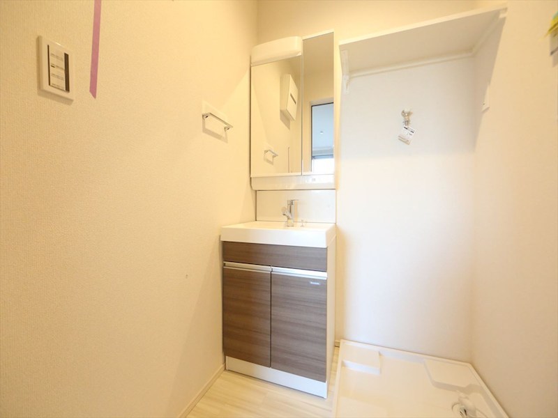 洗面設備　脱衣所　独立洗面台（シャンプードレッサー付）　同仕様写真