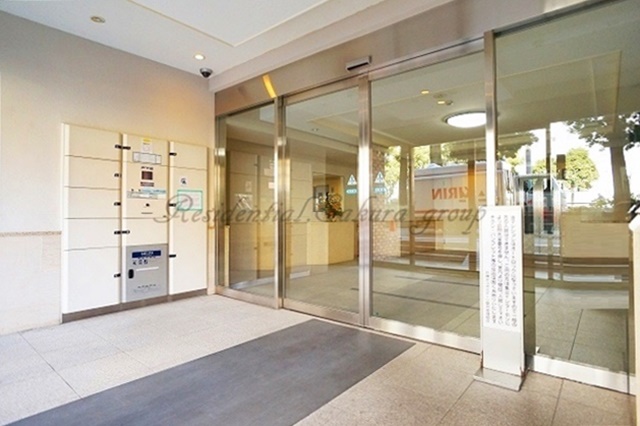 エントランス　重厚感のある建物デザイン♪