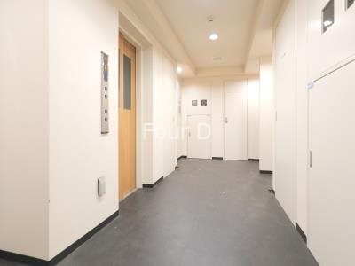 玄関　内見予約受付中、お気軽にお問い合わせください。