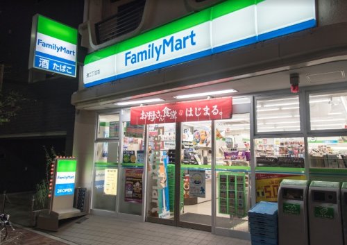 コンビニ　ファミリーマート 湊二丁目店（コンビニ）まで107m