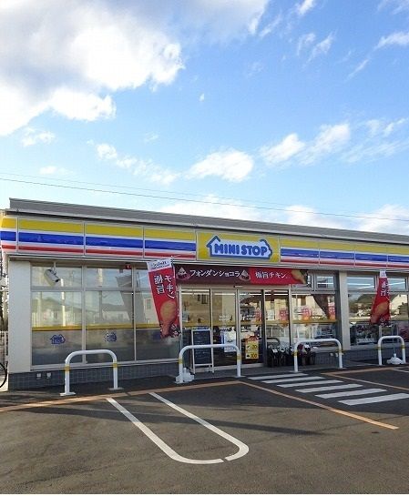 コンビニ　ミニストップ（コンビニ）まで700m