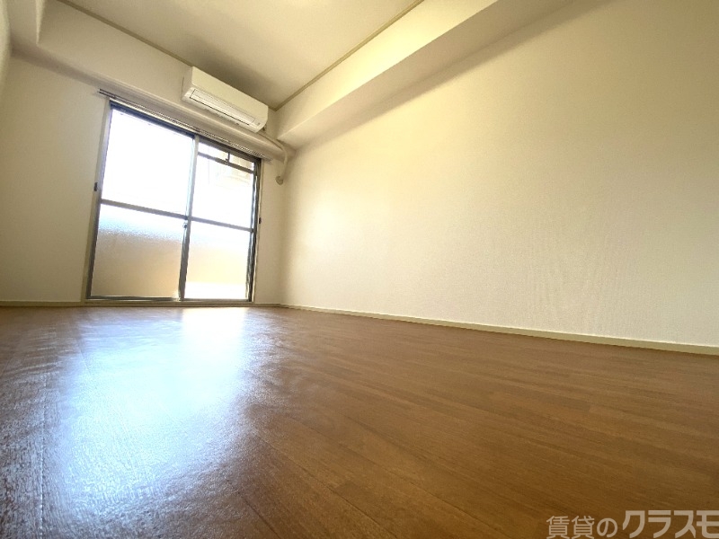 居室・リビング　窓からの光がいい感じです。