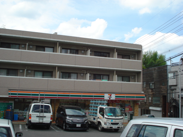 その他　セブンイレブン枚方東中振2丁目店（その他）まで695m