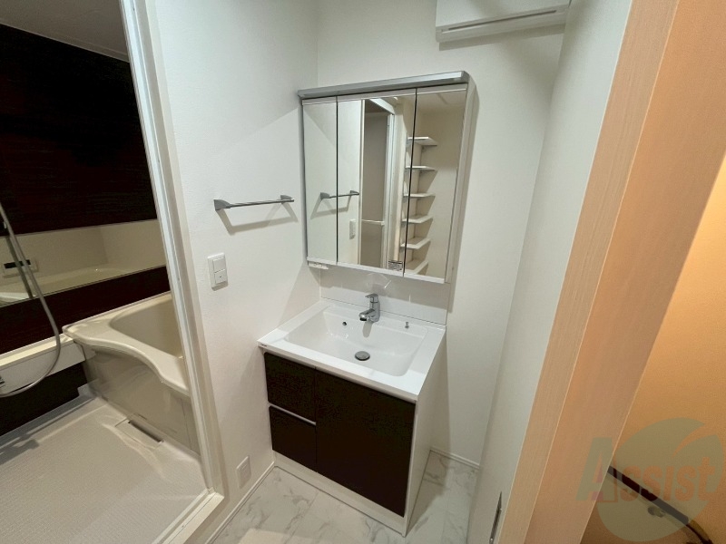 洗面設備　独立洗面台です。大きくてよいですね。シャンプーもできます！