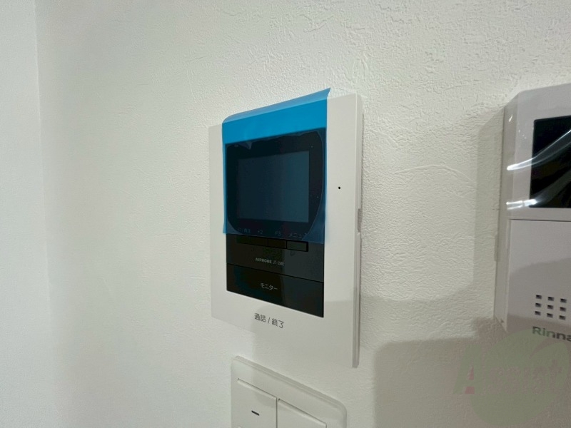 バルコニー　ＴＶモニター付インターホンです。来客者の顔が見えるので安心！