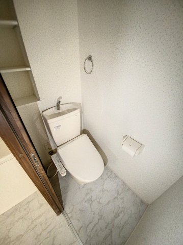 トイレ　※同建物ほかのお部屋の写真です。