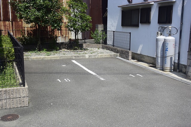 その他　隣接物件に駐車場あります。