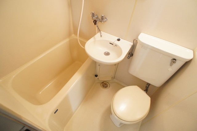 バス・シャワールーム　シャワー派には使いやすいユニットバス☆洗面台も設置済み！