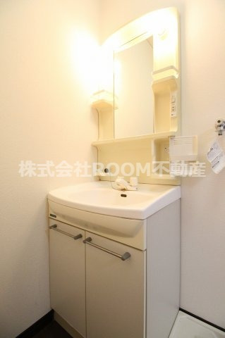 洗面設備　独立洗面台あり、毎朝おしゃれに忙しい女性の方におすすめです