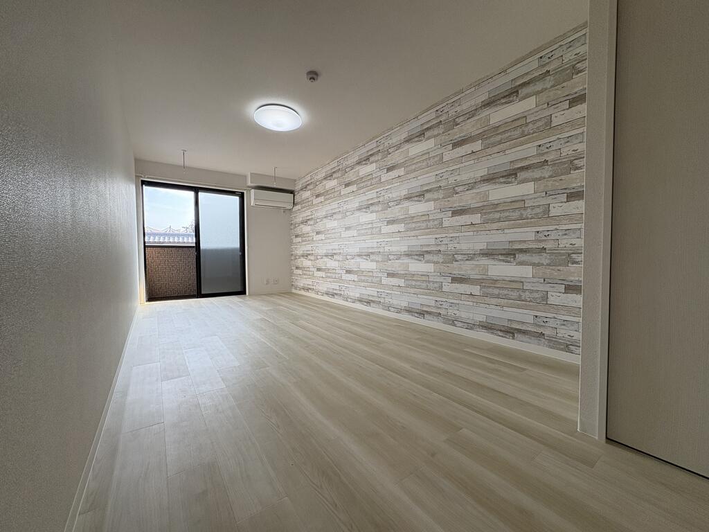 居室・リビング　※同建物の別のお部屋の写真です。