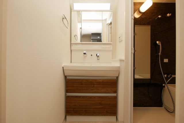 洗面設備　朝の支度にも助かる、独立の洗髪洗面化粧台