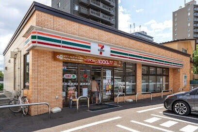 コンビニ　セブンイレブン札幌月寒中央通4丁目店（コンビニ）まで81m