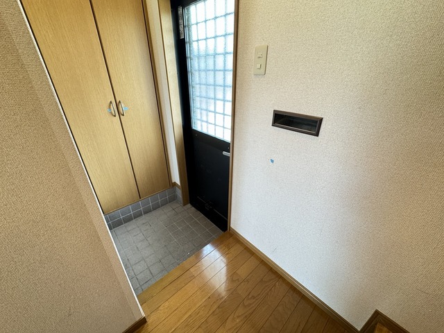 玄関　※別部屋の参考写真です。