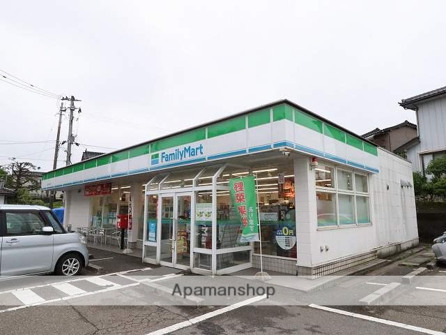 コンビニ　ファミリーマート（コンビニ）まで742m