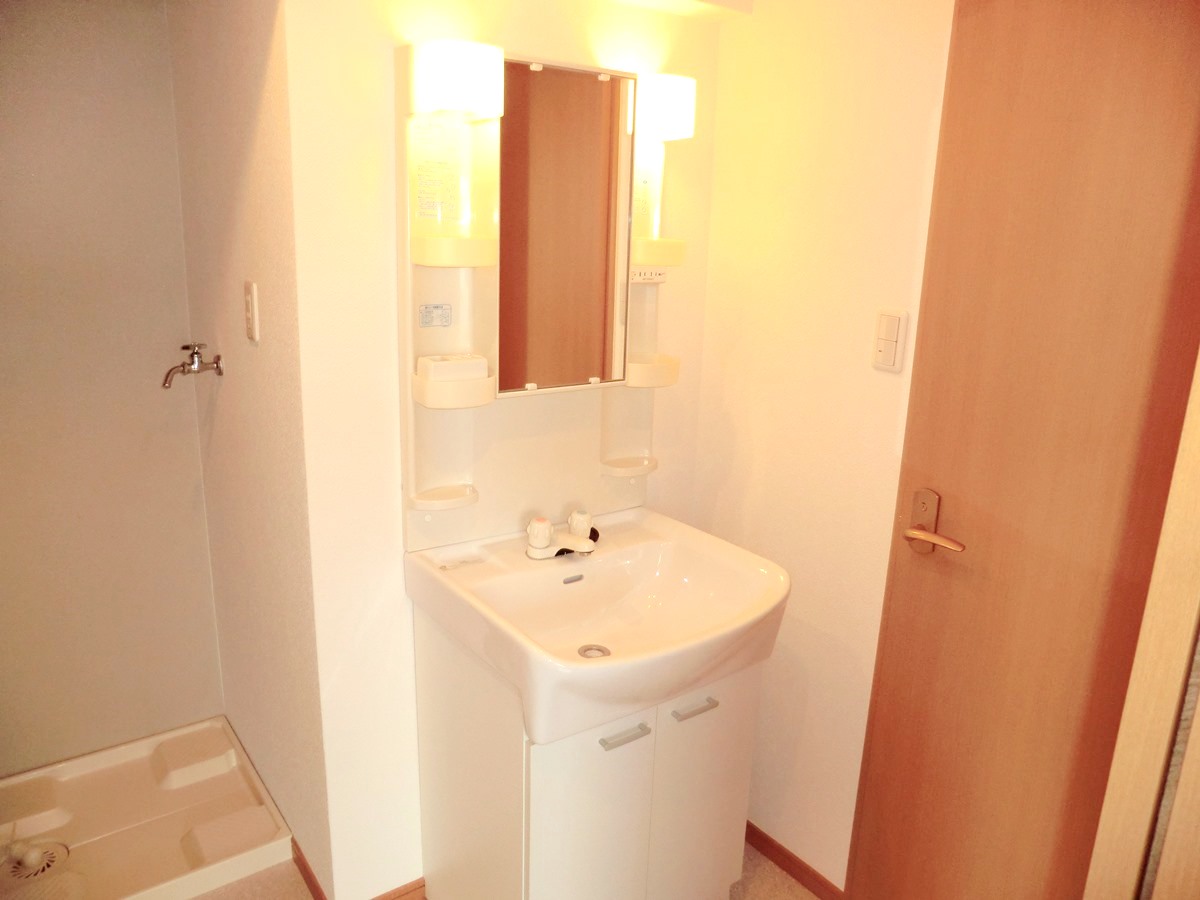 洗面設備　シャワー付き洗面台付き！ウォシュレット付きのトイレです♪