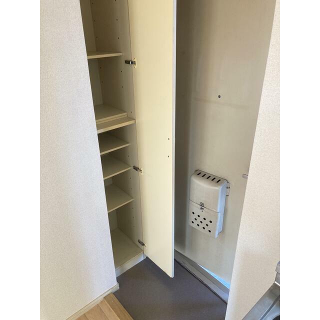 玄関　只今修繕中！内見先行受付中！別のお部屋の写真となります。現況