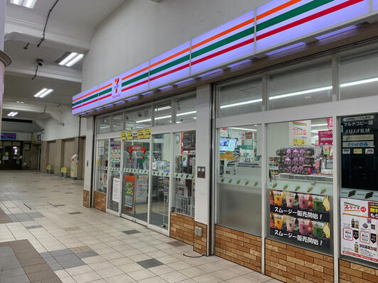 コンビニ　セブンイレブンハートインJR兵庫駅改札口店（コンビニ）まで150m