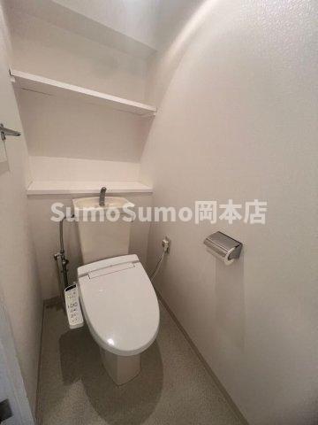 トイレ　落ち着いた色調のトイレです