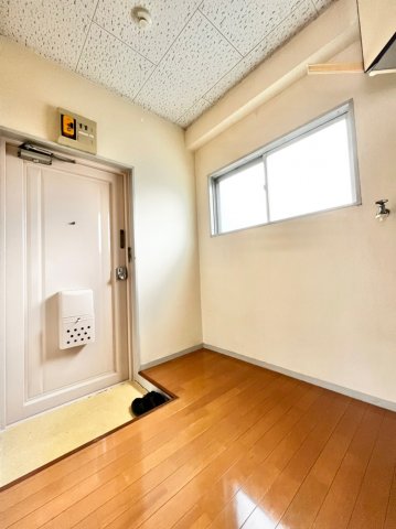 玄関　キッチンに窓付きで換気◎