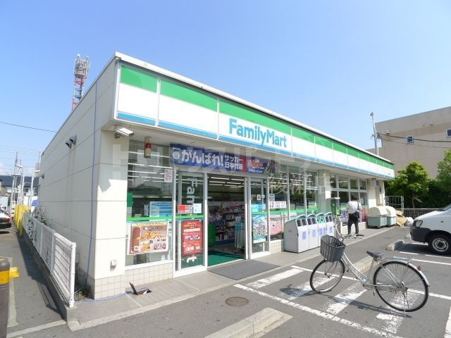 コンビニ　ファミリーマート六町駅前店（コンビニ）まで520m