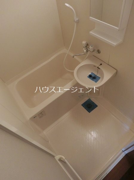 バス・シャワールーム　バス・トイレ別です。※参考画像