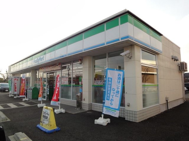 コンビニ　ファミリーマート（コンビニ）まで670m
