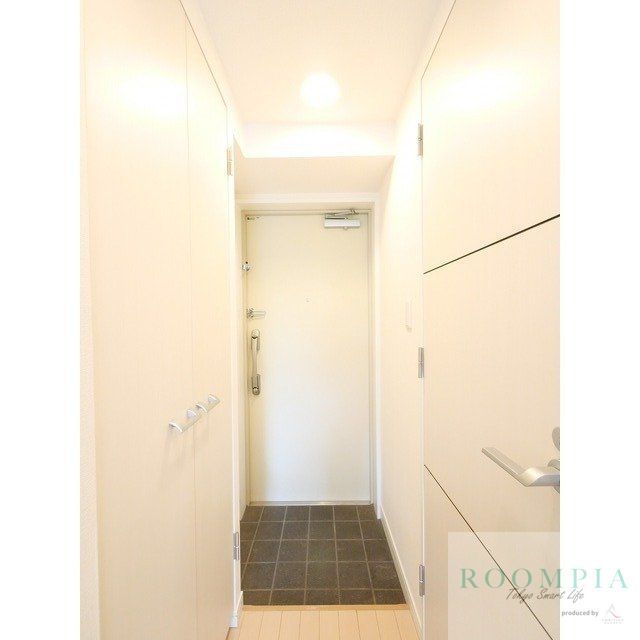 玄関　※同タイプの別のお部屋です。