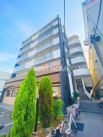 建物外観　鉄筋コンクリート造の６階建ての建物です。