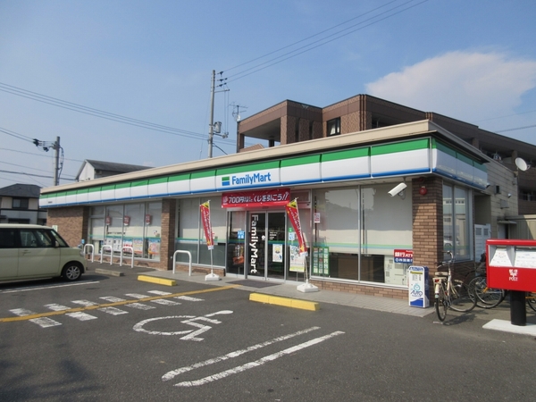 コンビニ　ファミリーマート高知朝倉西店（コンビニ）まで402m