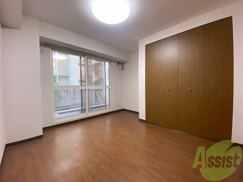 その他部屋・スペース　寝室はこちらです。光が差し込む、温かみのあるお部屋です。