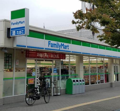 コンビニ　ファミリーマート みなとじま駅前店（コンビニ）まで985m