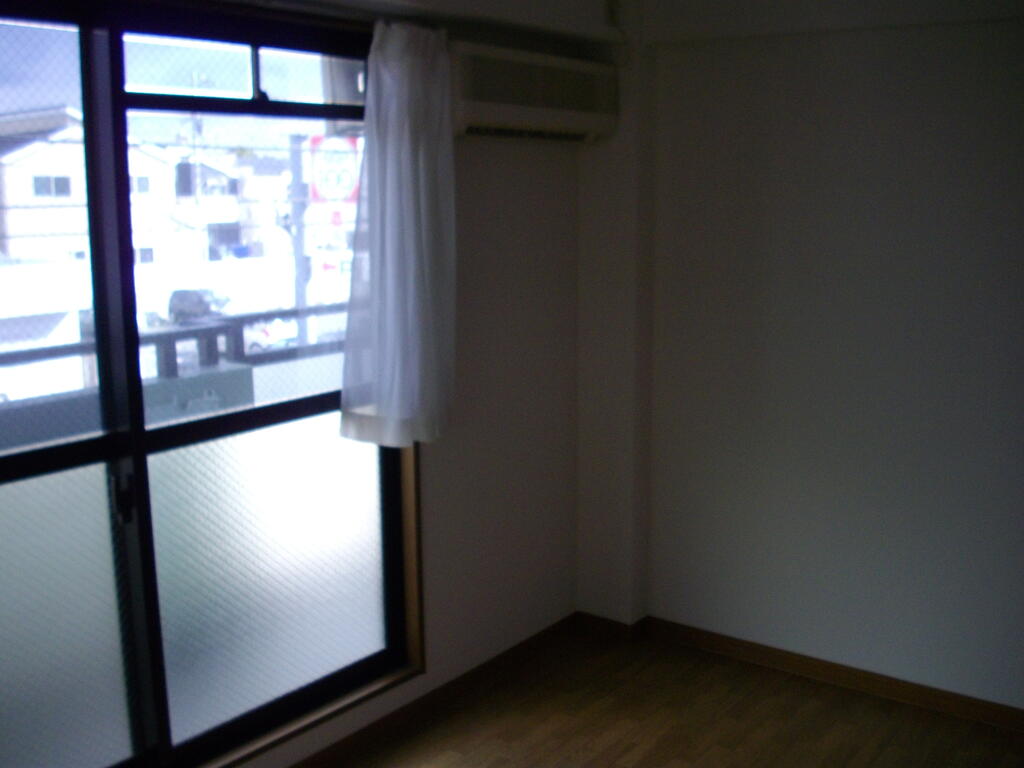 居室・リビング　別部屋につき、眺望は異なります。