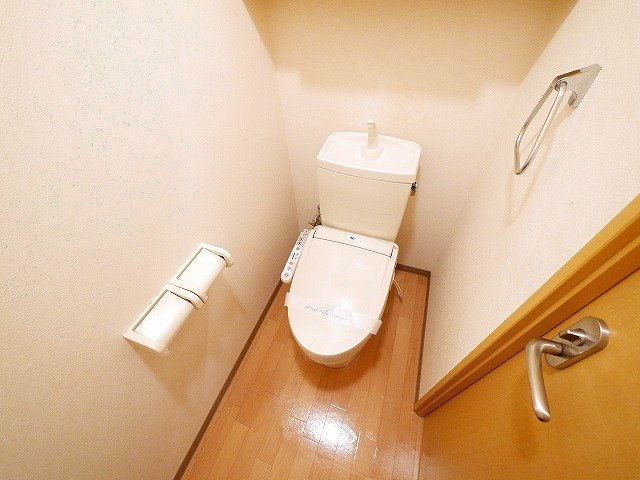 トイレ　落ち着いた色調のトイレです