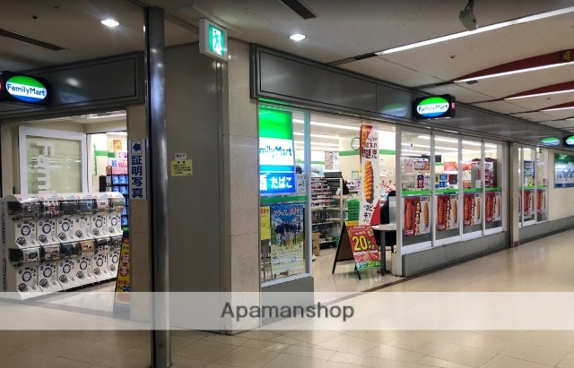コンビニ　ファミリーマート（コンビニ）まで744m