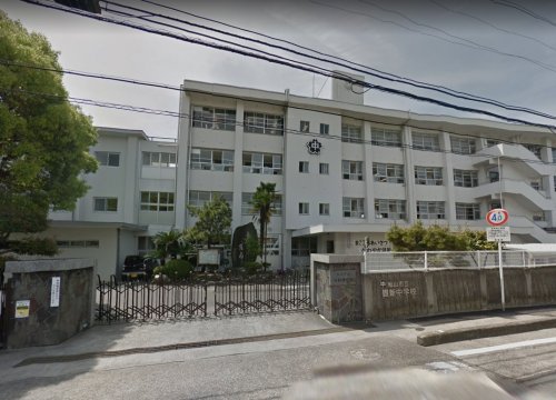 中学校　松山市立雄新中学校（中学校）まで74m