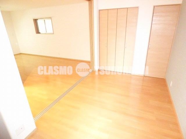 居室・リビング　日当たり良好明るいお部屋で気分もあがりますね♪