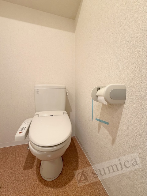 トイレ　人気アイテムの温水洗浄便座。清潔感のあるトイレです。