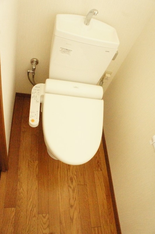 トイレ　温水洗浄便座付きのトイレです♪