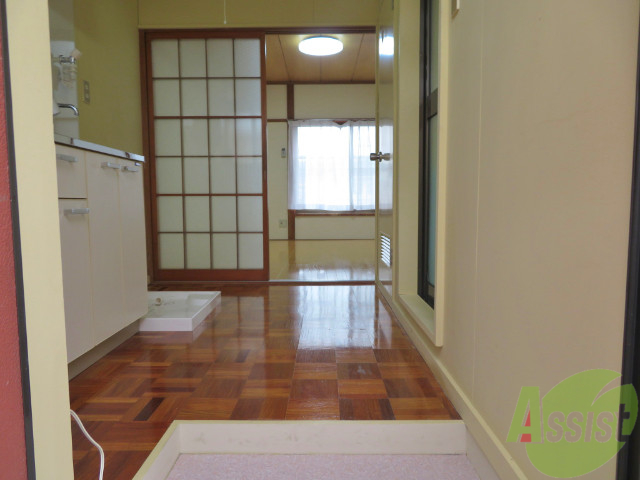 玄関　玄関付近は広さがありますので快適にお過ごしできますよ♪