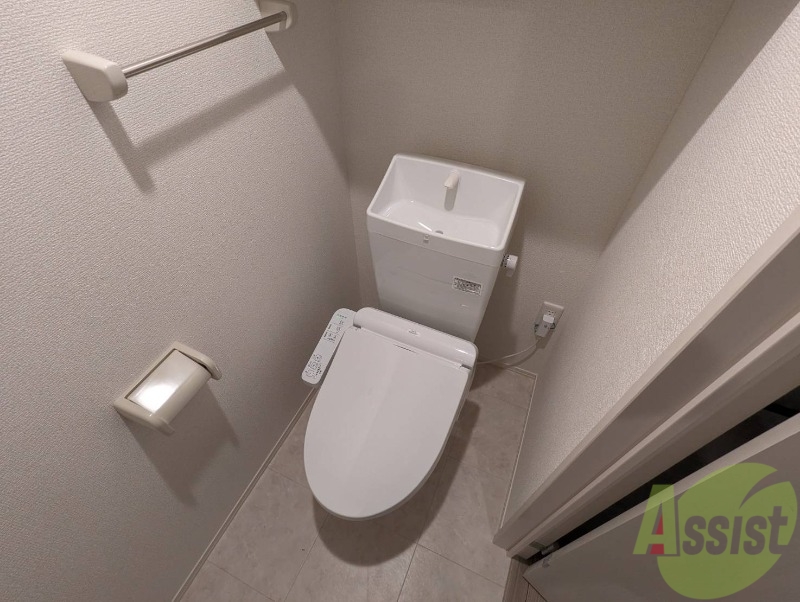 トイレ　トイレは温水洗浄便座です。思わず長居してしまいそうです。
