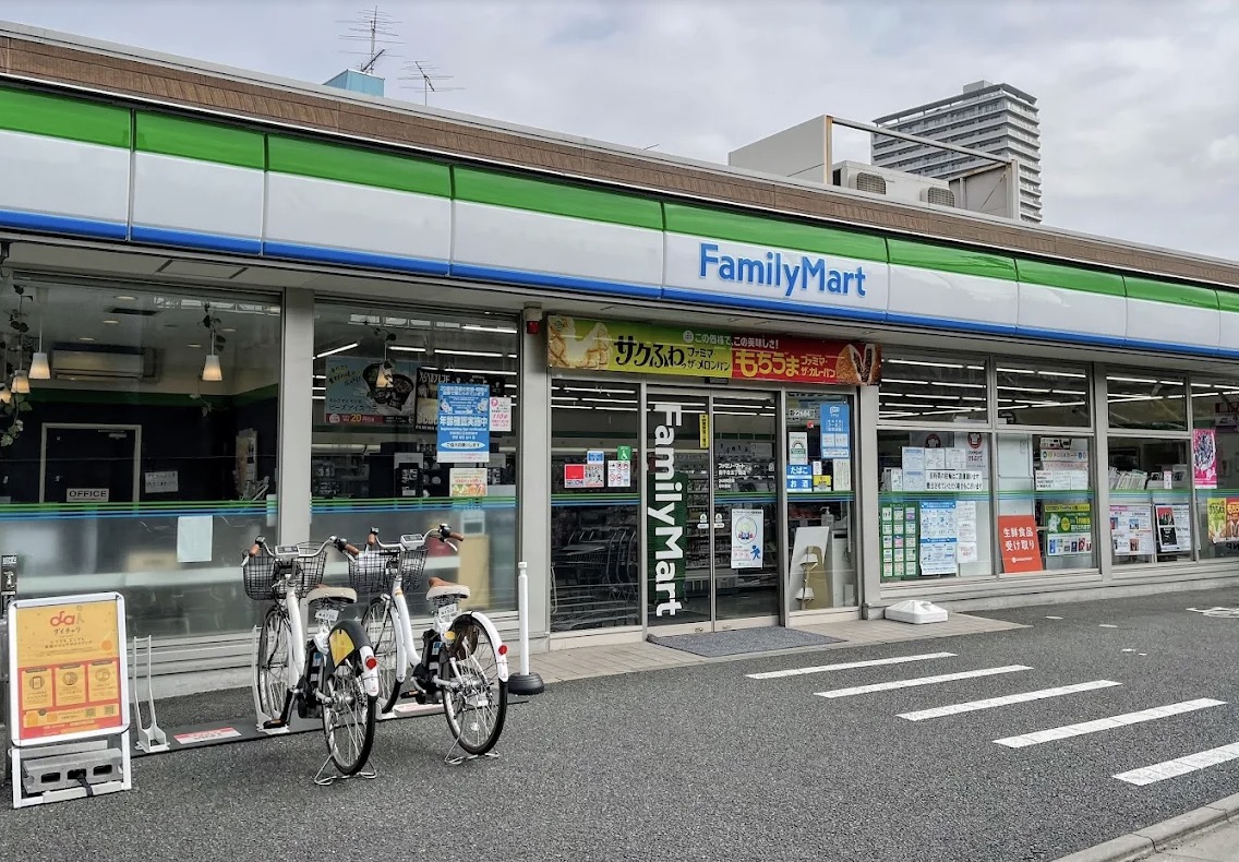コンビニ　ファミリーマート南千住五丁目店（コンビニ）まで217m