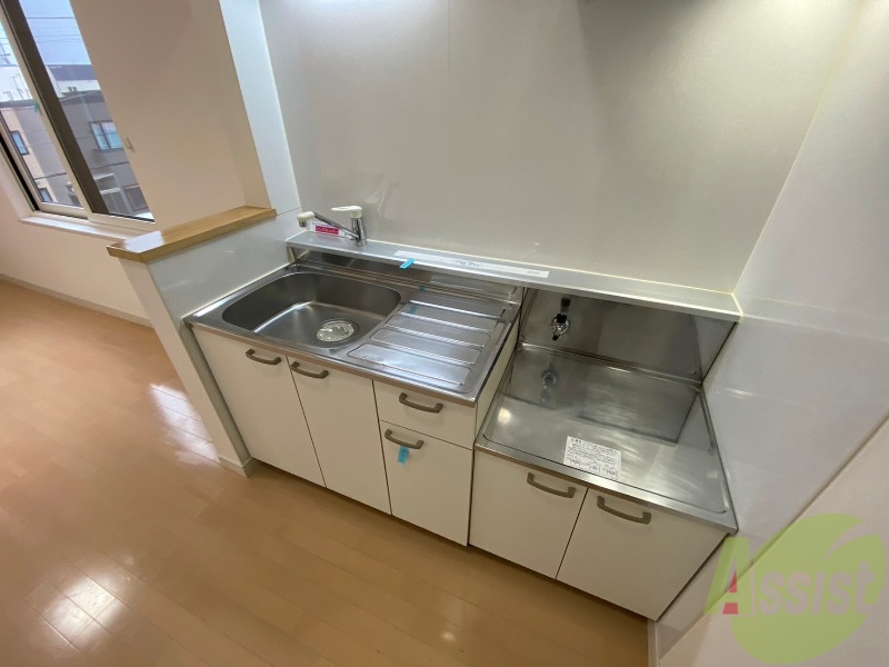 キッチン　シンプルなキッチンです。一人暮らしにはちょうどいいサイズ