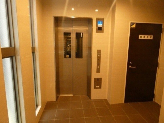 ロビー　エレベーターあります