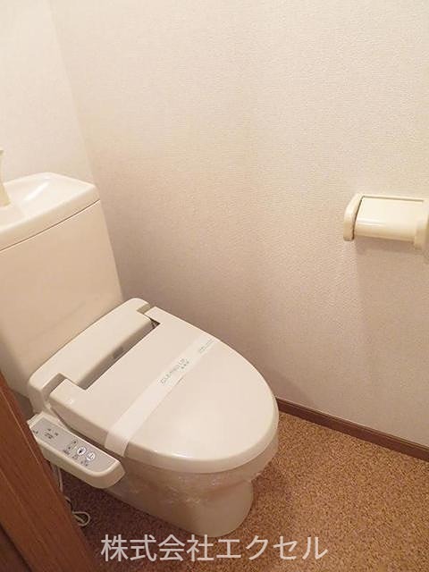 トイレ　あると嬉しいウォシュレット機能付きです。